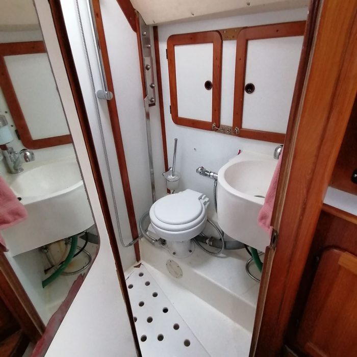 Gaste toilet. Småt men godt - heldigvis er det ikke der vi bruger mest tid!